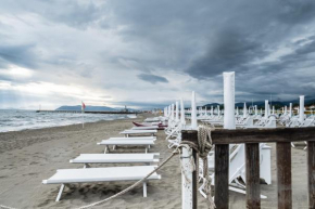 100 Steps away from Forte dei Marmi Beach AC & PARKING